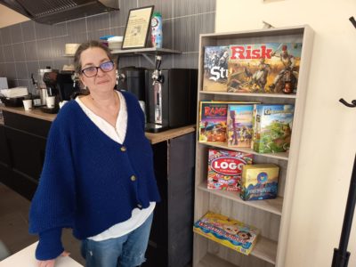 Angélique Denis-Gaebel, la patronne du café ludique le Game au Verre, installé en plein cœur de Thouars.